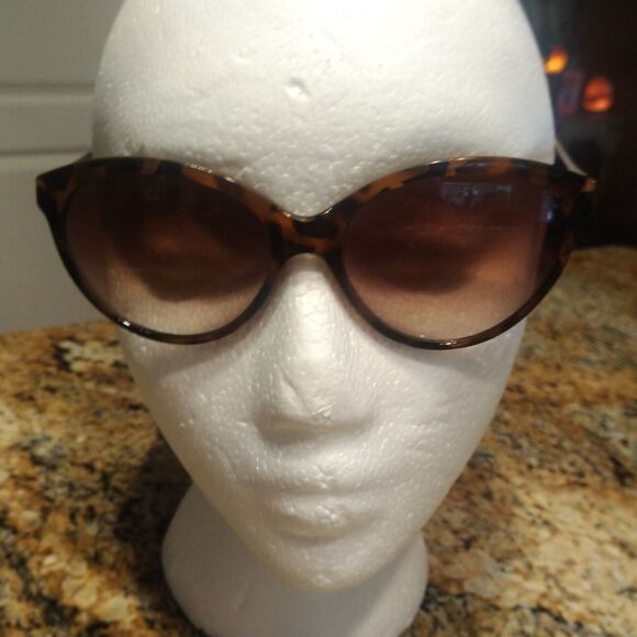 The Limited Hand Polished Modern Cat Eye Tortoise Full Rim Women's Sunglasses - Picture 2 of 13